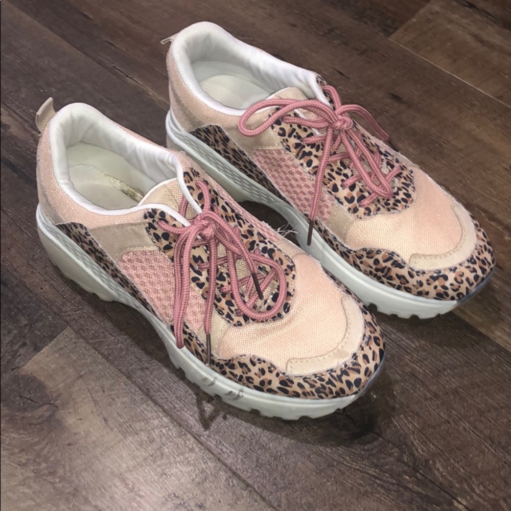 Kittenish Sneakers👟😻
